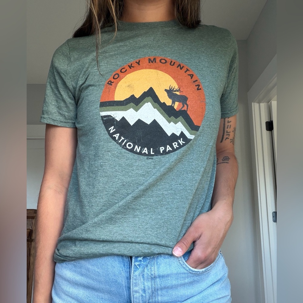 Graphic Tee | Gildan Rocky Mountain National Park Green T-Shirt